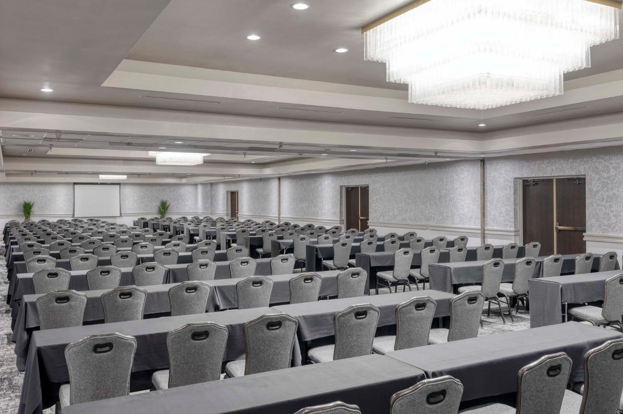 Crowne Plaza Indianapolis-Airport By Ihg Hotel Exterior photo