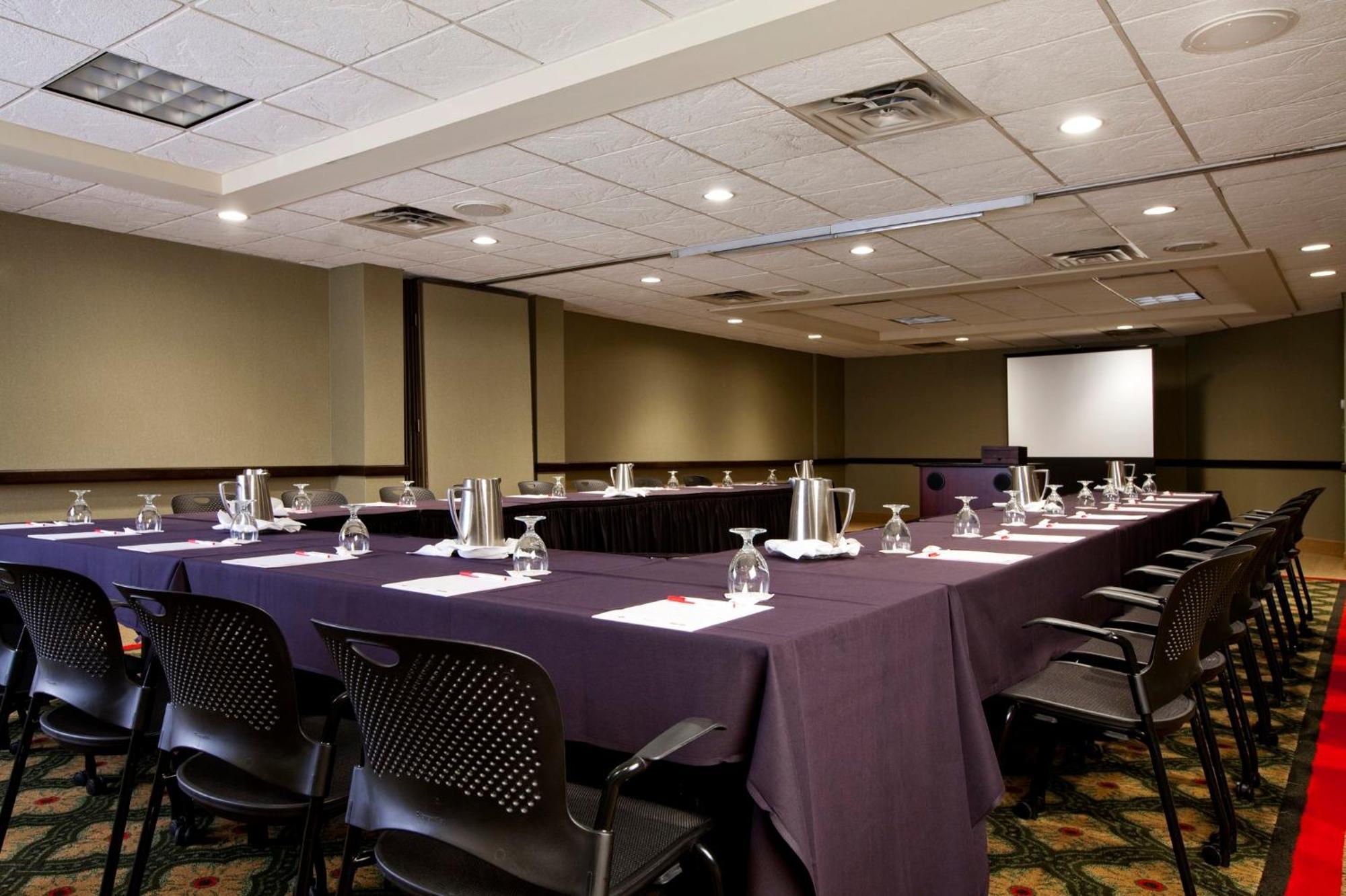 Crowne Plaza Indianapolis-Airport By Ihg Hotel Exterior photo